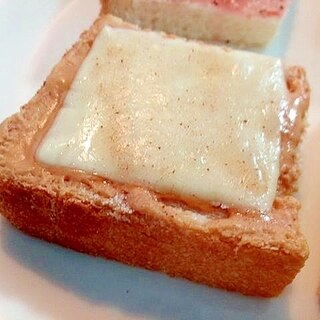 ピークリ・チーズ・キャラメルシナモンのトースト